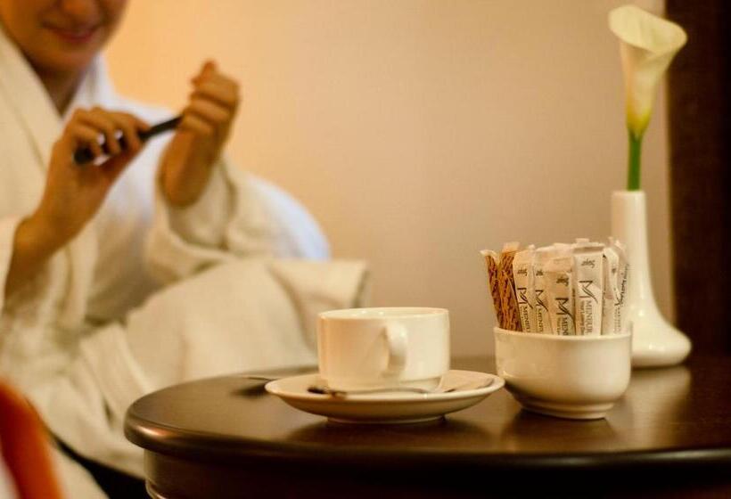 Junior Suite, Meneur