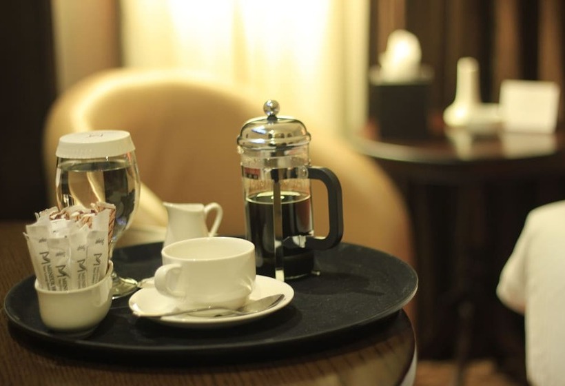 Junior Suite, Meneur