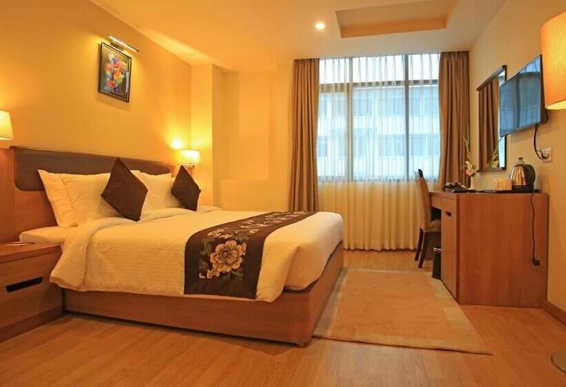 اتاق لوکس با چشم‌انداز شهر, Mirage Regency