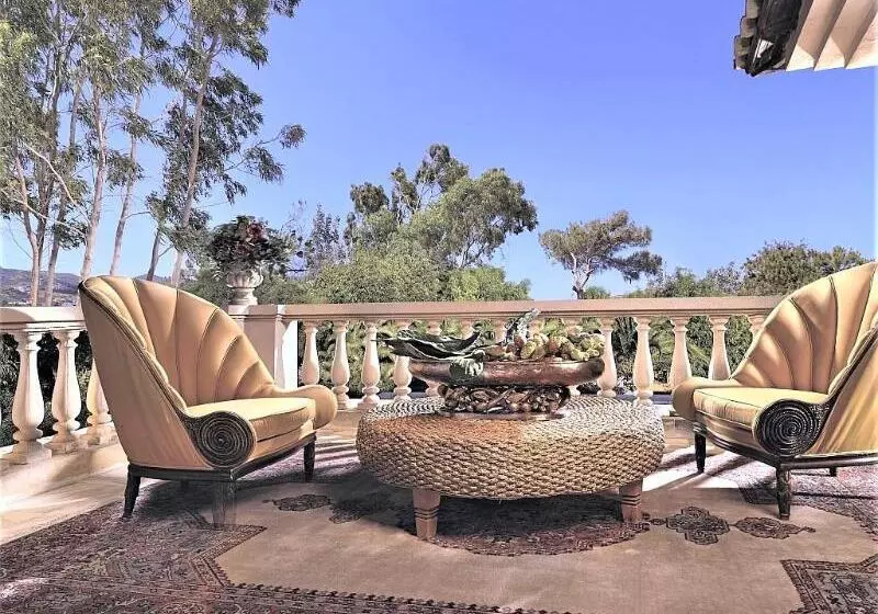 سوییت با چشم‌انداز دریا, Out Of The Blue Resort & Spa