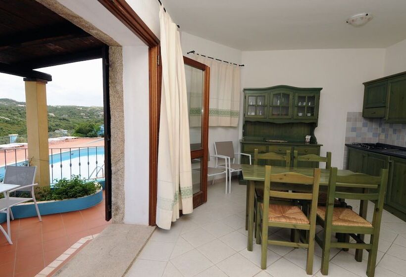 דירת 2 חדרי שינה עם נוף לבריכה, Vallemare Residence E Studios