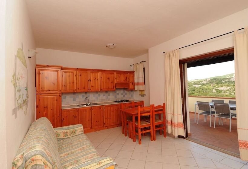 דירת 2 חדרי שינה עם נוף לבריכה, Vallemare Residence E Studios