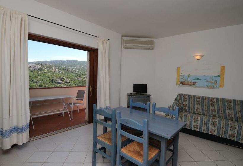 شقة غرفتين نوم مطلة على حمام السباحة, Vallemare Residence E Studios