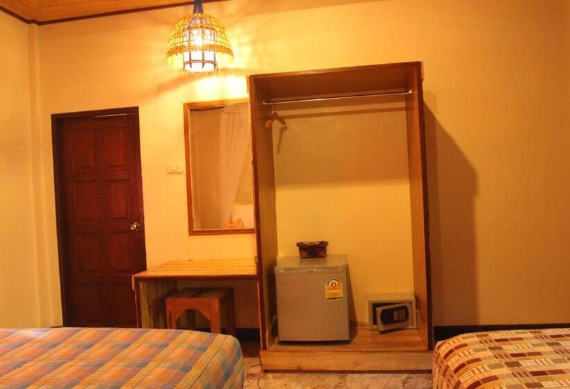 بنجلو عائلى, Longtail Beach Resort