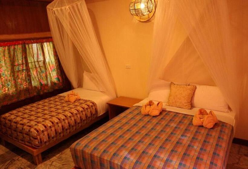 بنجلو عائلى, Longtail Beach Resort