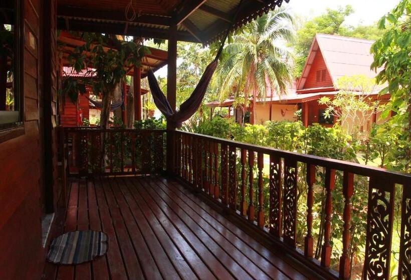 بنجلو عائلى, Longtail Beach Resort