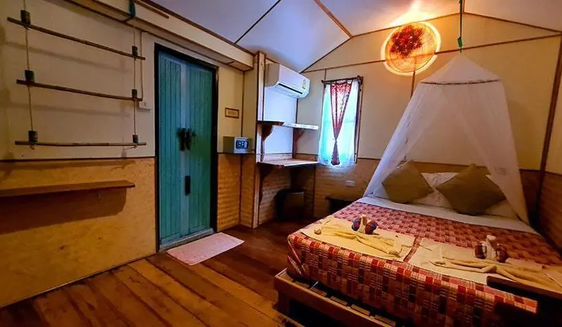 スタンダードバンガロー, Longtail Beach Resort