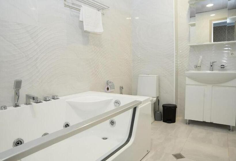 سوئیت با بالکن, Sierra Hotel Tbilisi