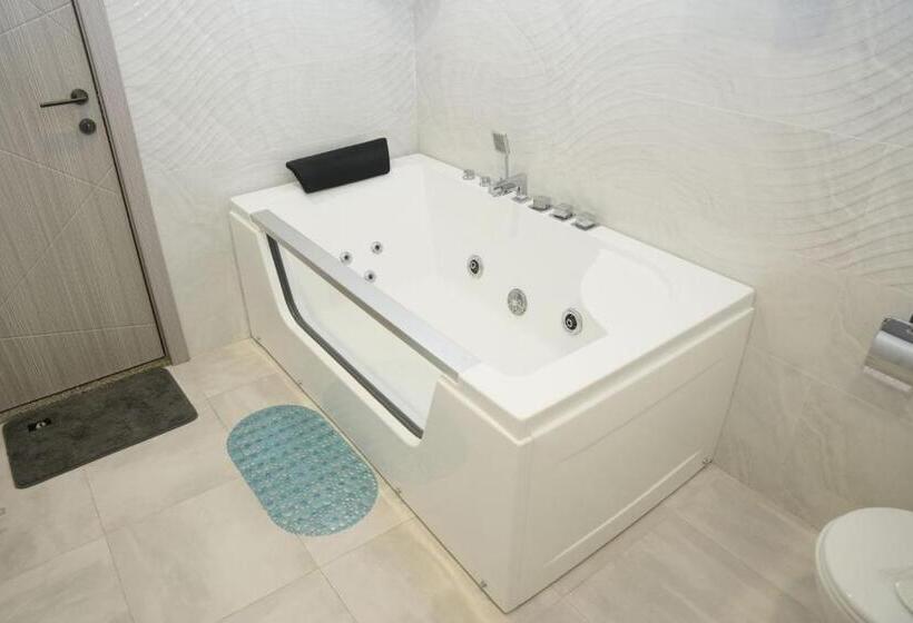 سوئیت با بالکن, Sierra Hotel Tbilisi