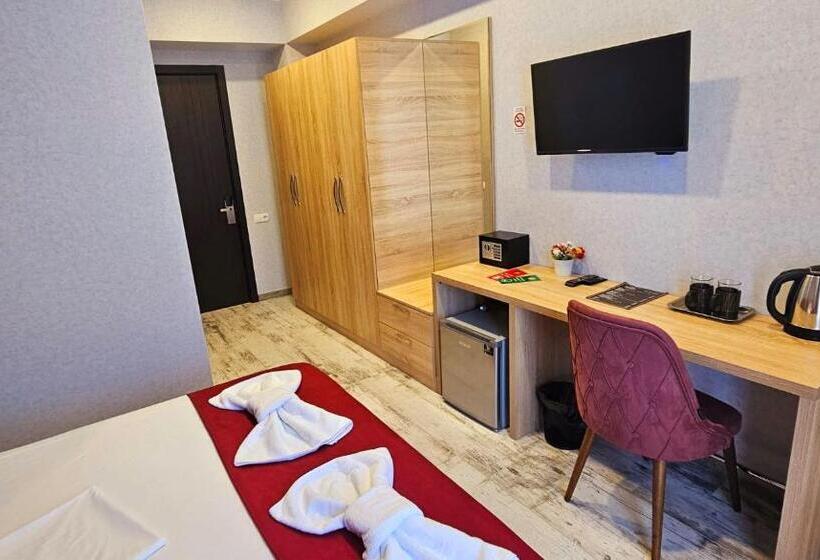 اتاق استاندارد با چشم‌انداز استخر, Sierra Hotel Tbilisi