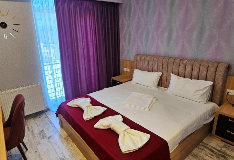 اتاق استاندارد با چشمانداز استخر, Sierra Hotel Tbilisi