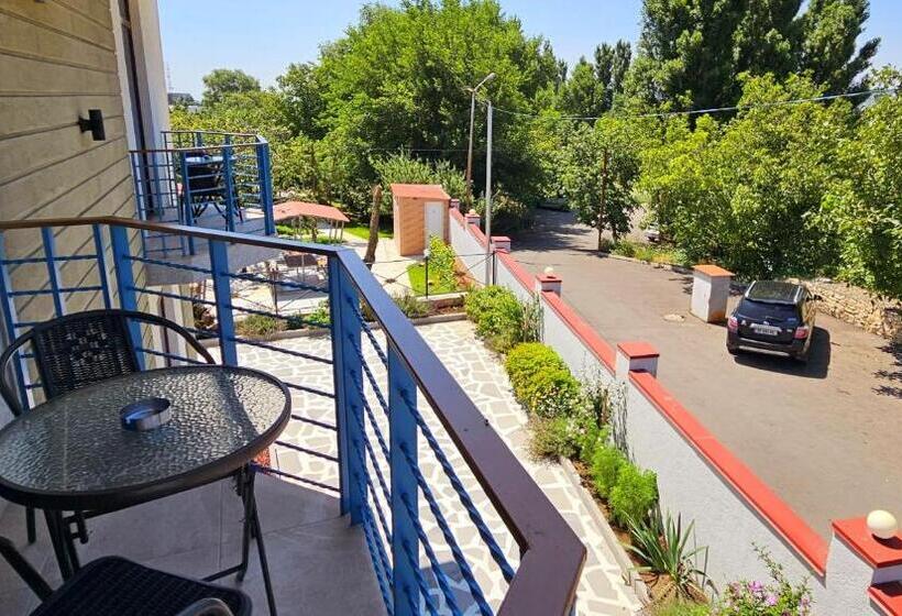 اتاق استاندارد با بالکن, Sierra Hotel Tbilisi