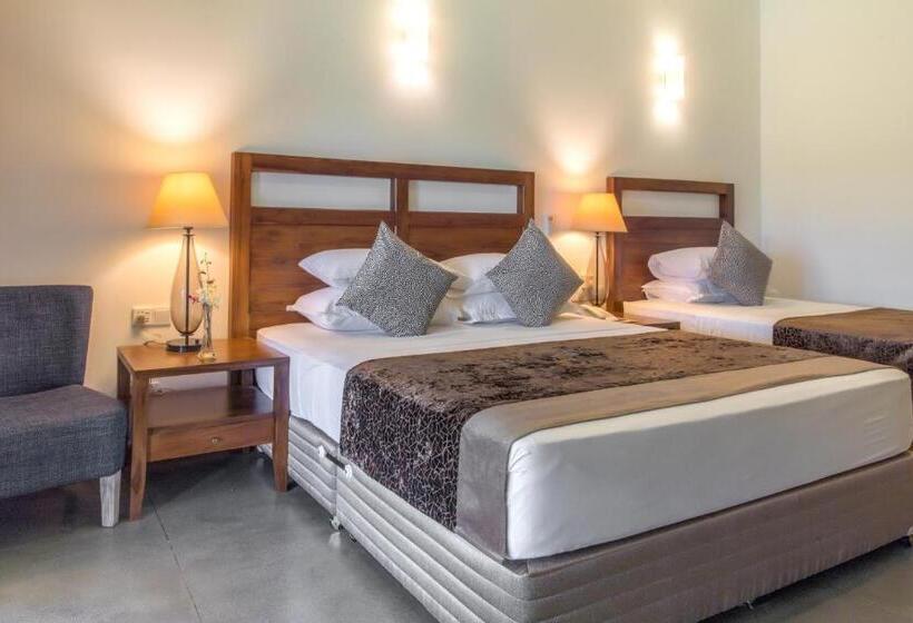 חדר דלוקס לשלושה, Earls Rajarata