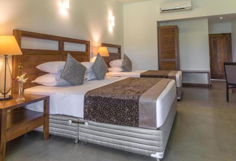 חדר דלוקס לשלושה, Earls Rajarata