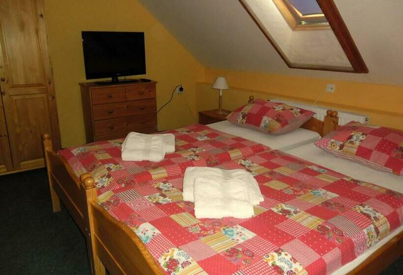 דירת חדר, Ada Apartmanház