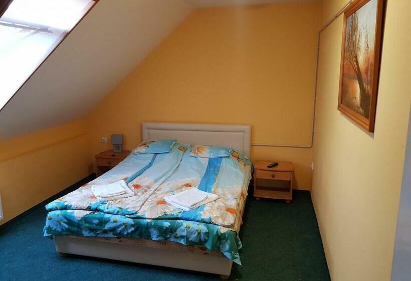 דירת חדר, Ada Apartmanház