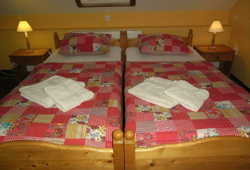 דירת חדר, Ada Apartmanház