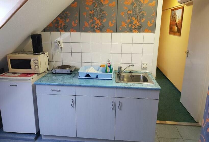 דירת חדר, Ada Apartmanház