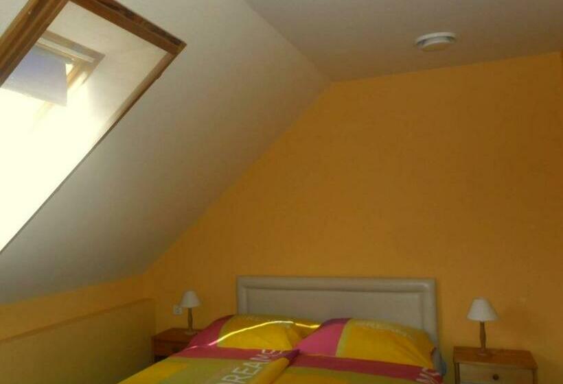 דירת חדר, Ada Apartmanház