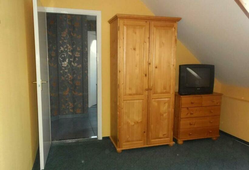 דירת חדר, Ada Apartmanház