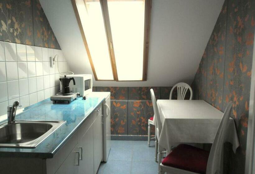 דירת חדר, Ada Apartmanház