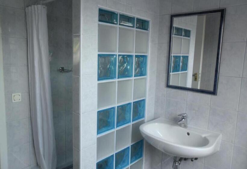 דירת חדר, Ada Apartmanház