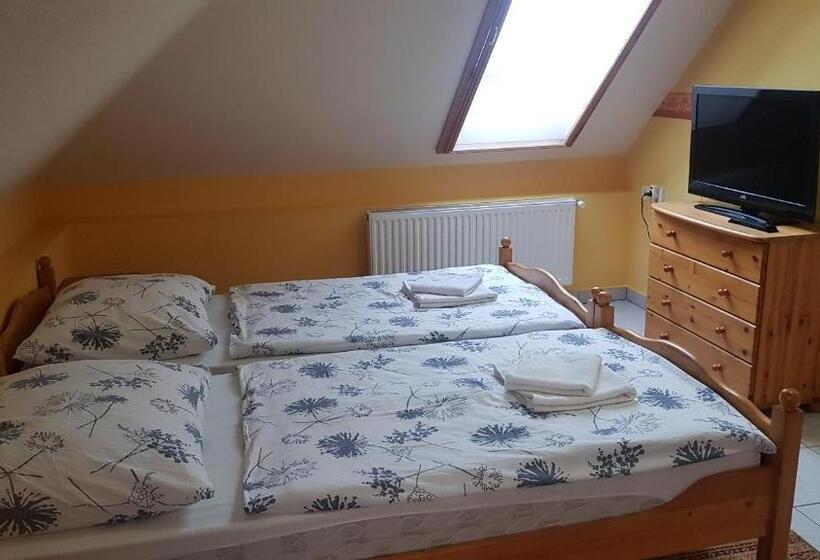 סוויטה משפחתית, Ada Apartmanház