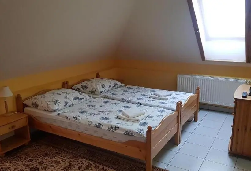 سوییت خانوادگی, Ada Apartmanház
