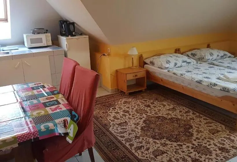 سوییت خانوادگی, Ada Apartmanház