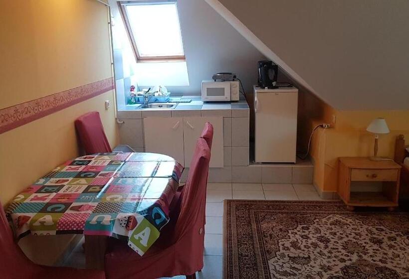 סוויטה משפחתית, Ada Apartmanház