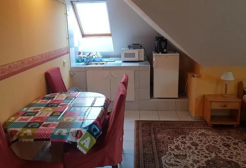 سوییت خانوادگی, Ada Apartmanház