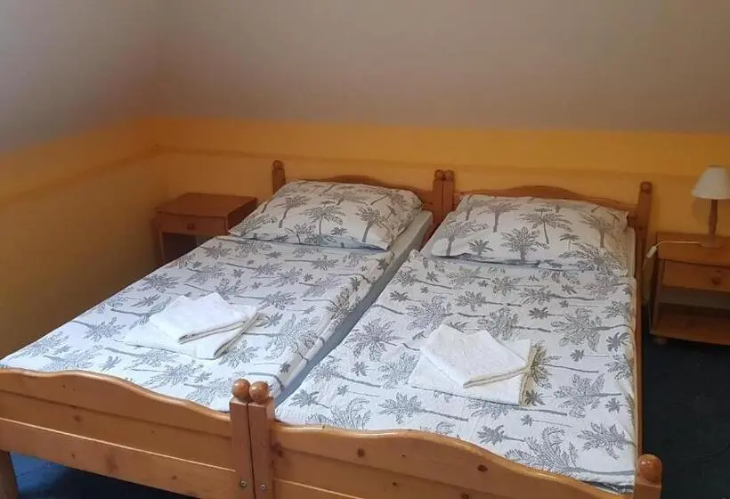 سوییت خانوادگی, Ada Apartmanház