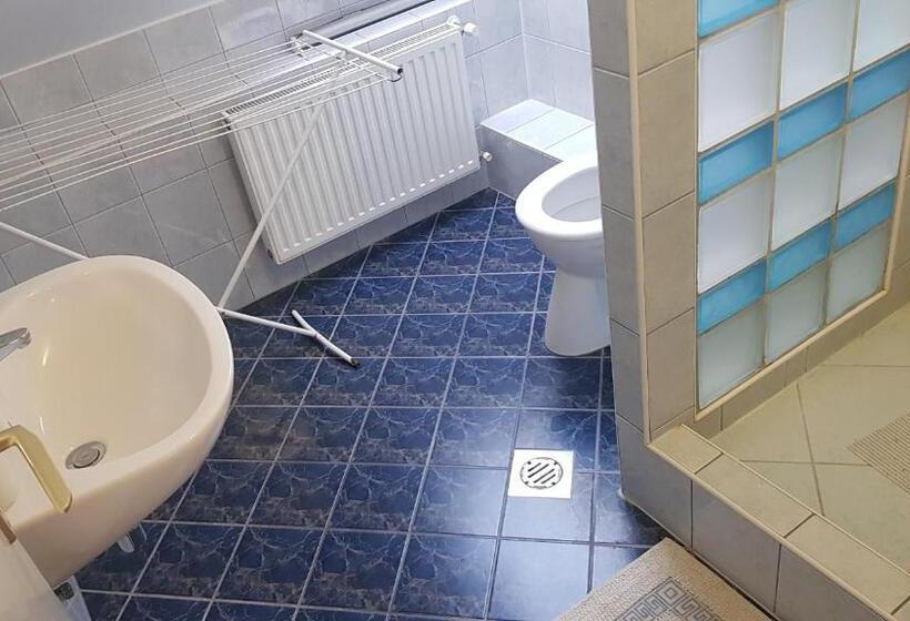 סוויטה משפחתית, Ada Apartmanház