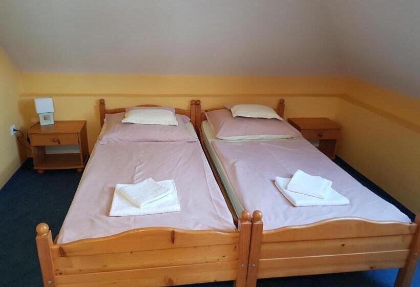 סוויטה משפחתית, Ada Apartmanház