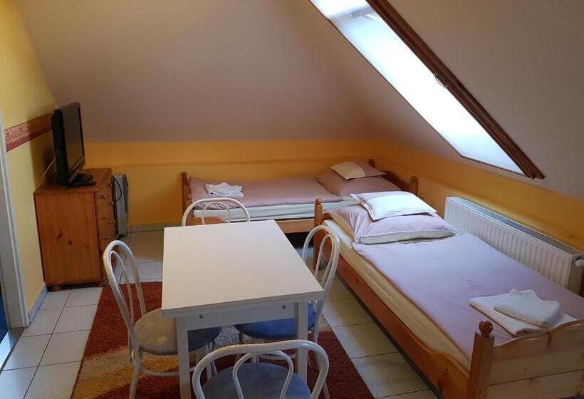 סוויטה משפחתית, Ada Apartmanház