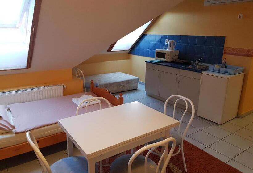 סוויטה משפחתית, Ada Apartmanház