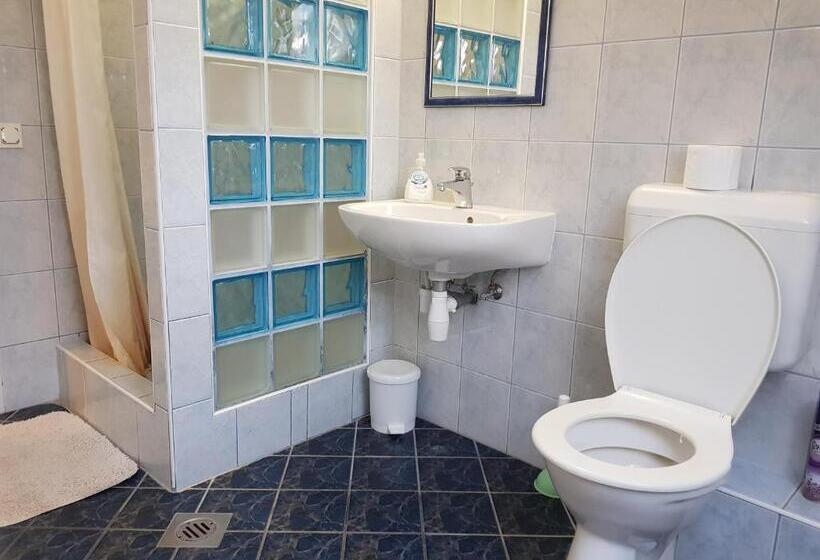 סוויטה משפחתית, Ada Apartmanház