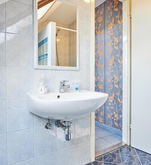 דירת חדר, Ada Apartmanház