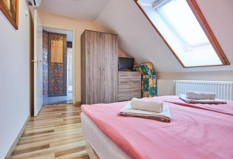 דירת חדר, Ada Apartmanház