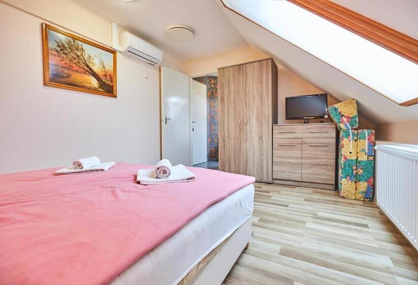 דירת חדר, Ada Apartmanház