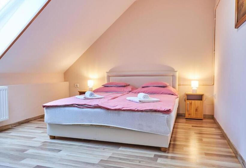 דירת חדר, Ada Apartmanház