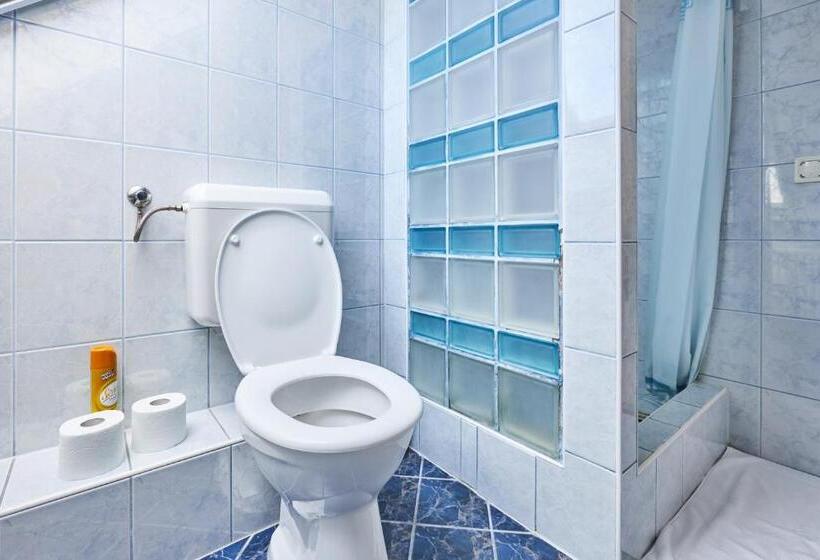 סוויטה משפחתית, Ada Apartmanház