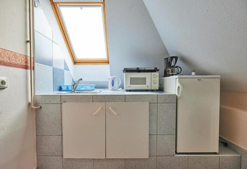 סוויטה משפחתית, Ada Apartmanház