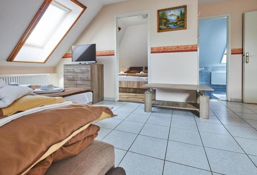 סוויטה משפחתית, Ada Apartmanház