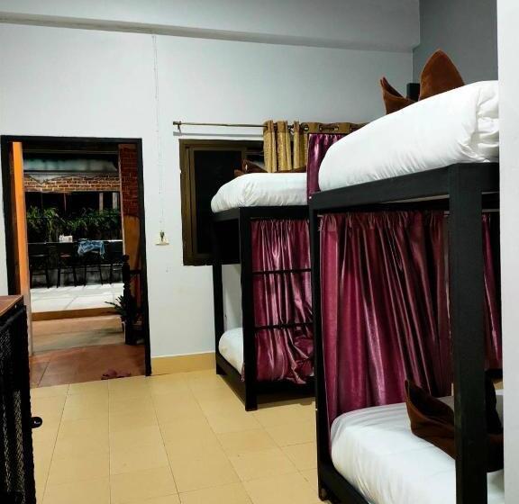 Кровать в Общей Комнате, Save Hostel