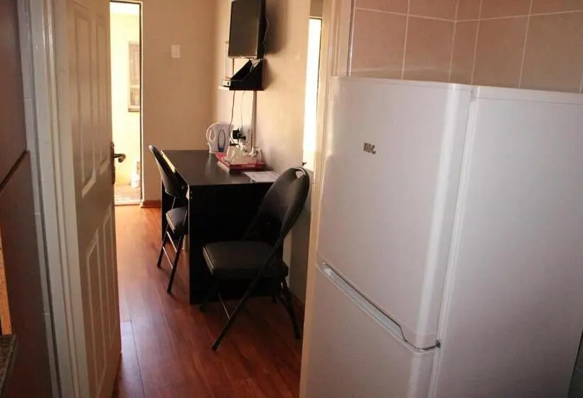 اتاق لوکس با بالکن, Boikhutsong Bed & Breakfast