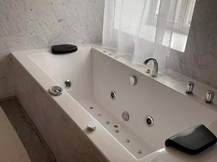 Standard Kolmen Hengen Huone Puutarhanäkymä, Château La Rametière