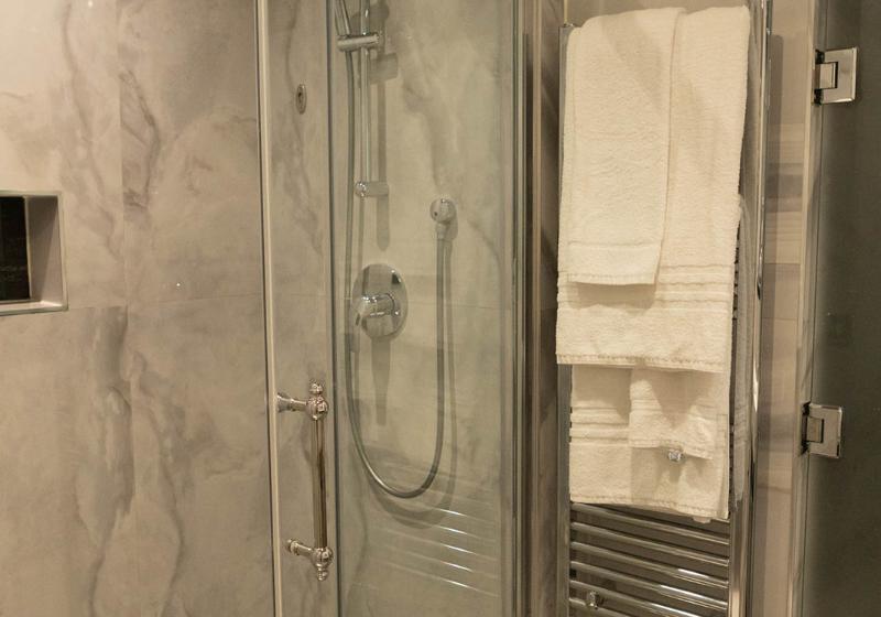 غرفة قياسية ثلاثية, Alia Residence