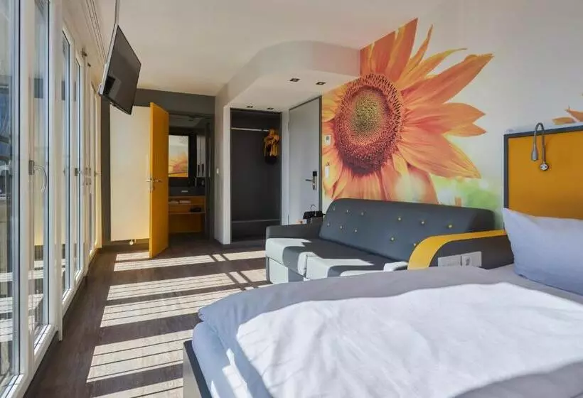 Junior Suite, Buddy