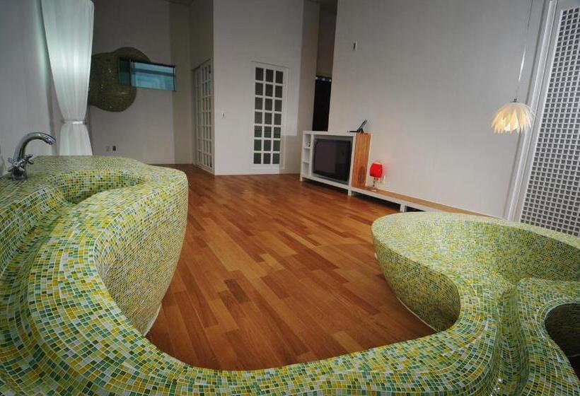 スイート, Haslla Art World Museum